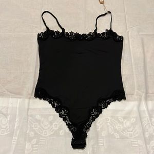 SKIMS FITS EVERYBODY LACE CAMI BODYSUIT